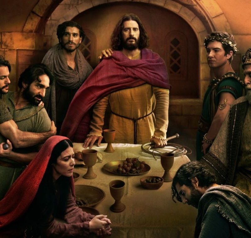 El creador y productor Dallas Jenkins y la estrella Jonathan Roumie revelan el arte de The Chosen: La última cena (Temporada 5)