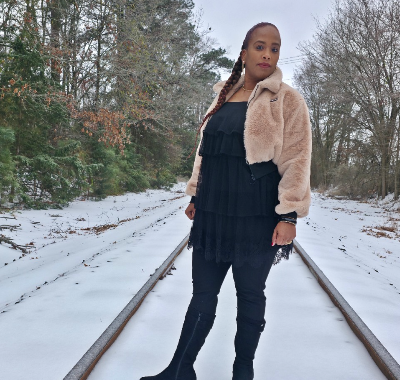 Erin Doramis lanza su nuevo sencillo, “Permaneces de Pie”