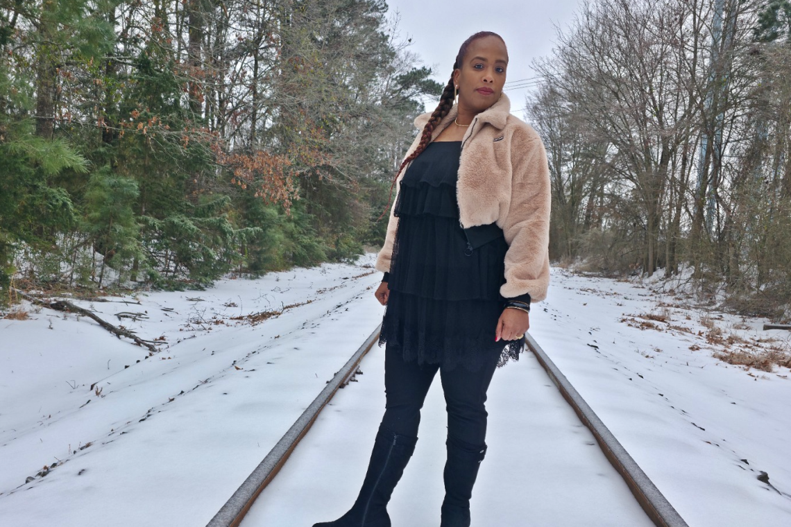 Erin Doramis lanza su nuevo sencillo, “Permaneces de Pie”