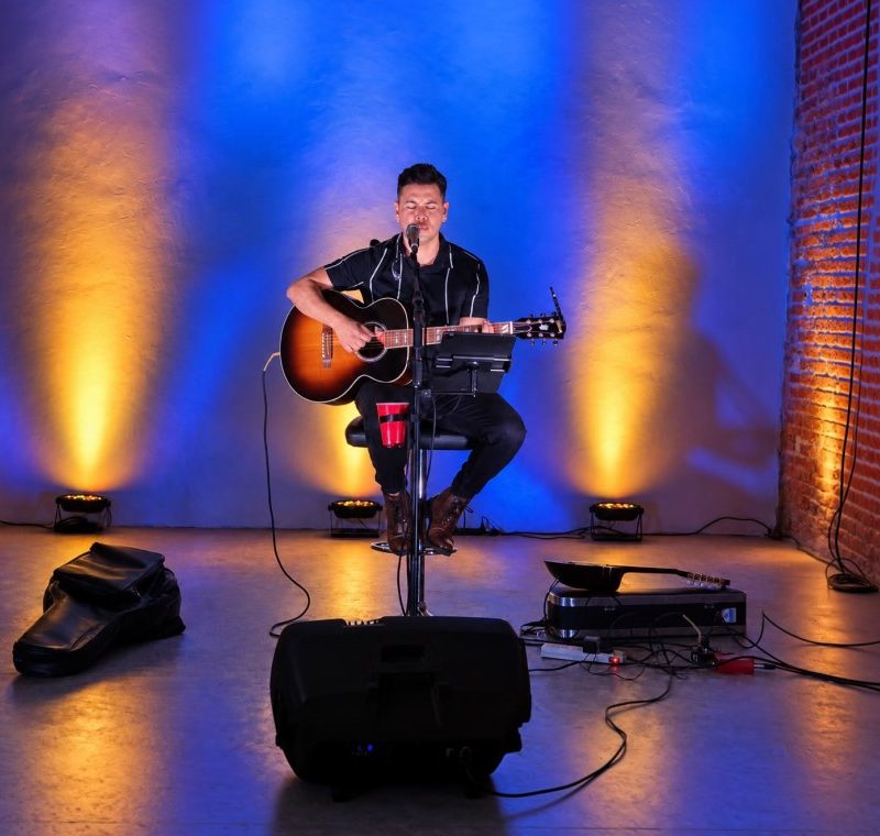 Ariel Coronel desafió a la tormenta y brilló en un emotivo show íntimo en Palermo